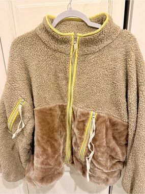UGG Women’s Sherpa size M furry Zip Jacket with Faux-Fur Pockets Yellow & Brown